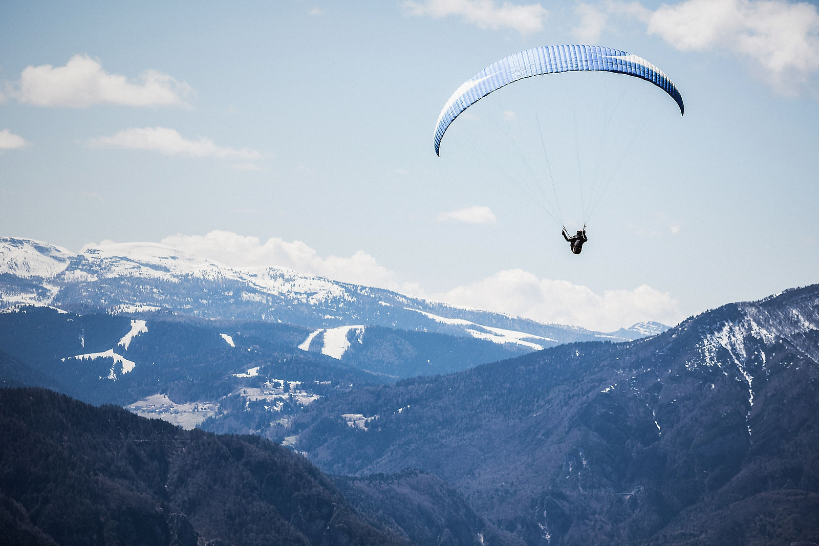 Parapendio nelle montagne